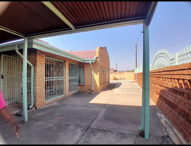 3 BEDROOM HOUSE FOR SALE IN MABOPANE  UNIT B